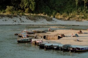 Barcos de madeira ancorados em margem arenosa de rio