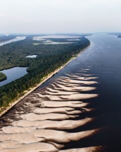 Rio serpenteando pela floresta amazônica visto do alto