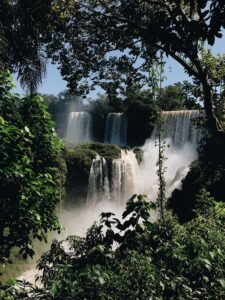 Cachoeiras caindo entre vegetação tropical densa