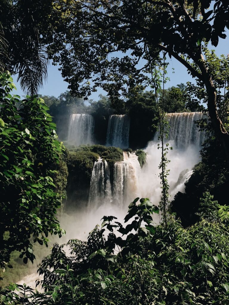 Cachoeiras caindo entre vegetação tropical densa