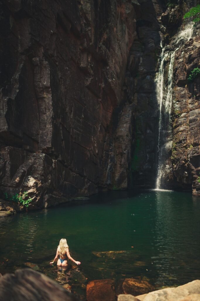 Poço de cachoeira cercado de paredões e água clara