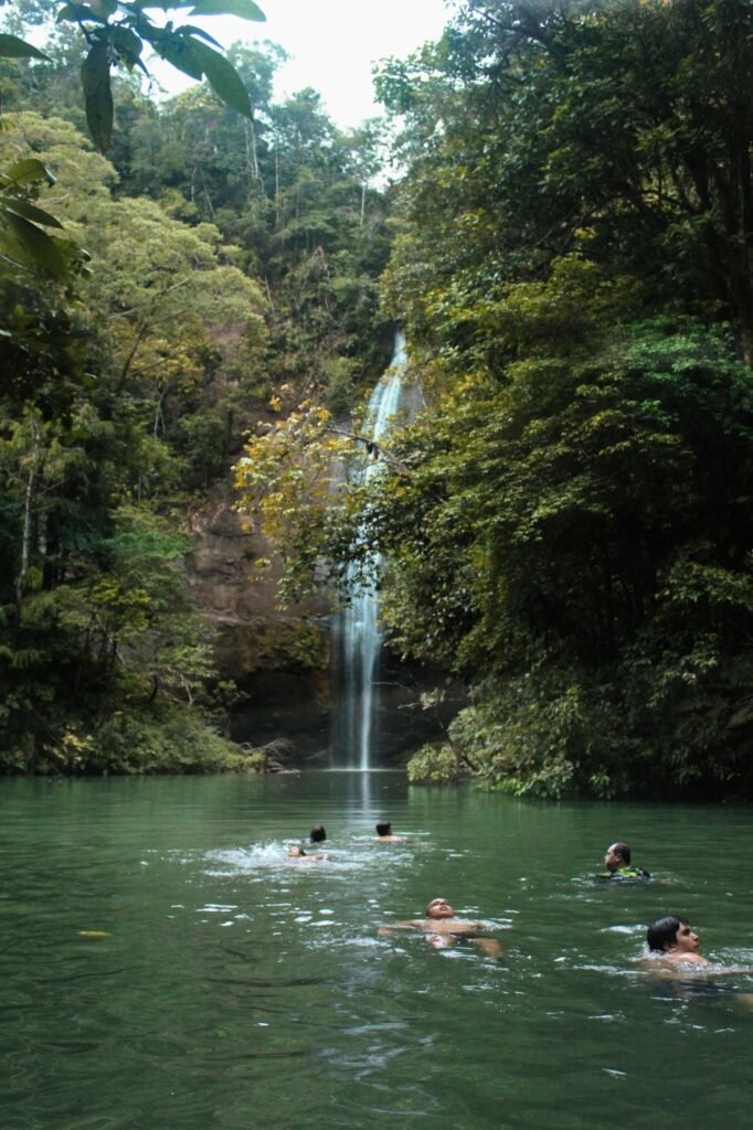 Cachoeira e poço de banho em meio à mata fechada