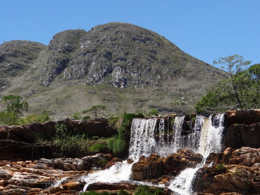 Cachoeira caindo sobre rochas na Serra do Cipó