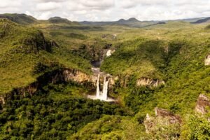 Vista aérea de cachoeira em paisagem verde