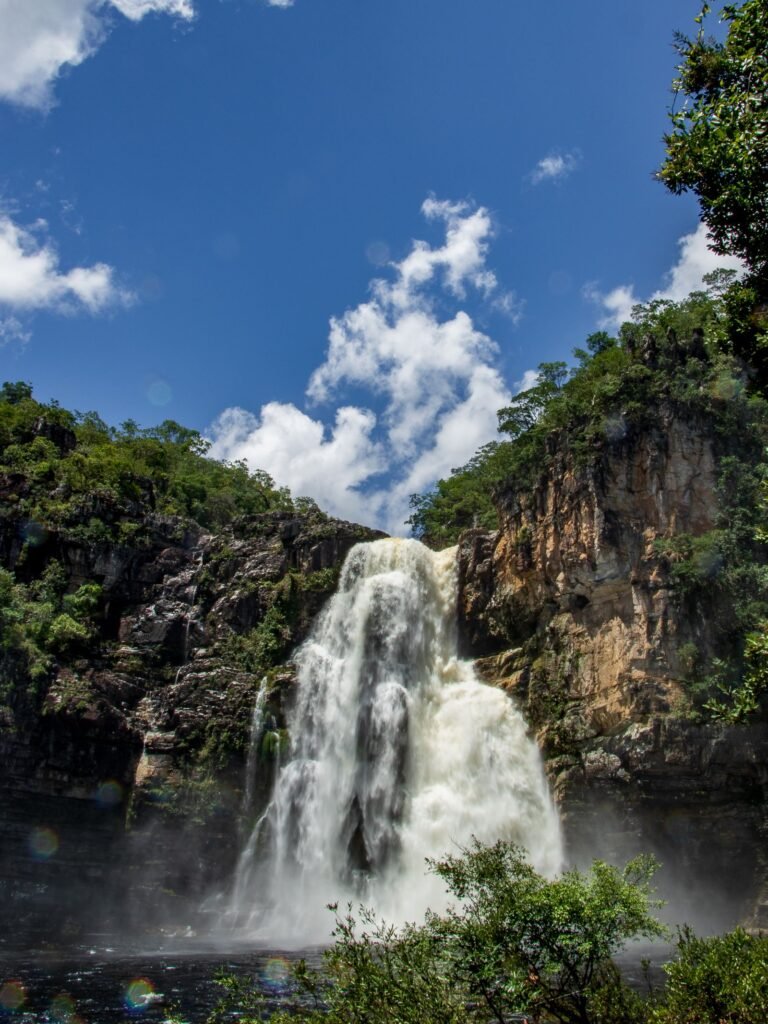Queda d água em paisagem verde na Chapada dos Veadeiros, Goiás