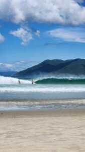 Surfistas nas ondas em praia de Florianópolis