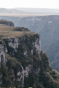 Paredões e cachoeira do Cânion Fortaleza