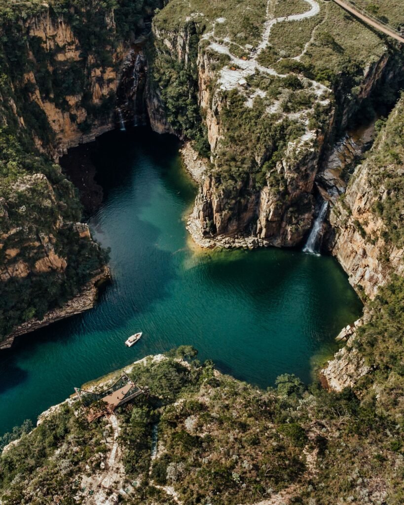 Vista aérea dos cânions e lago de Capitólio