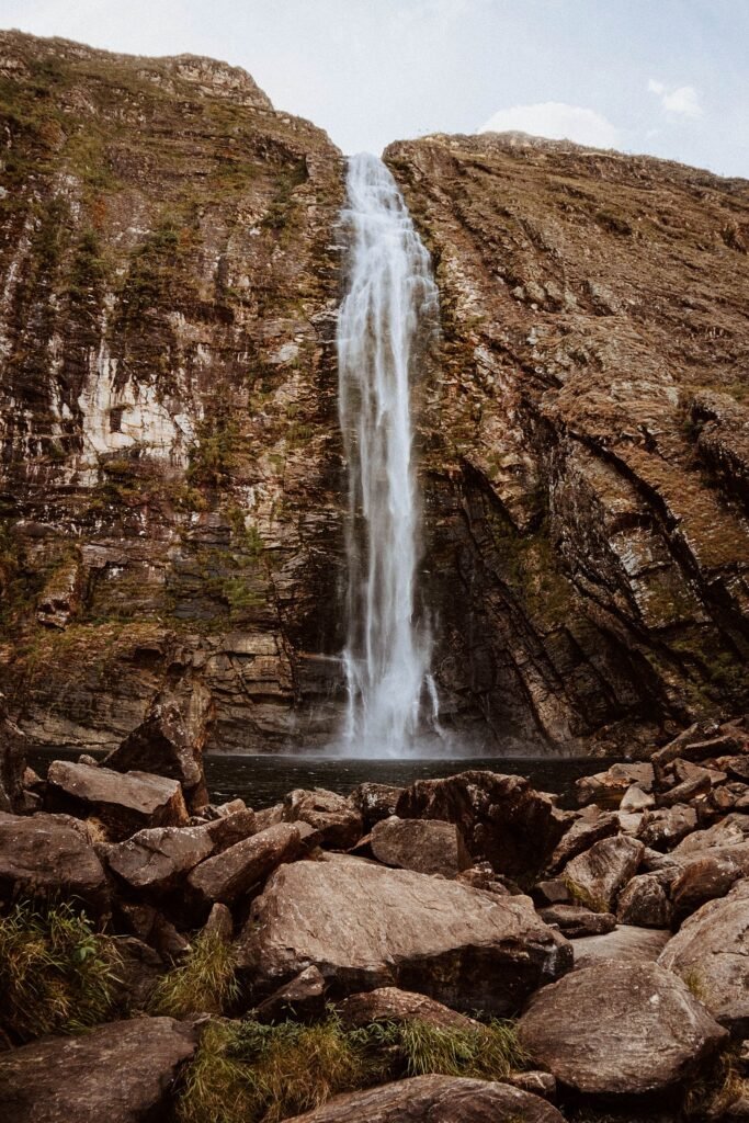 Cachoeira vertical descendo paredão na Serra da Canastra