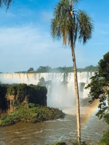 Cataratas do Iguaçu com arco-íris sobre as quedas