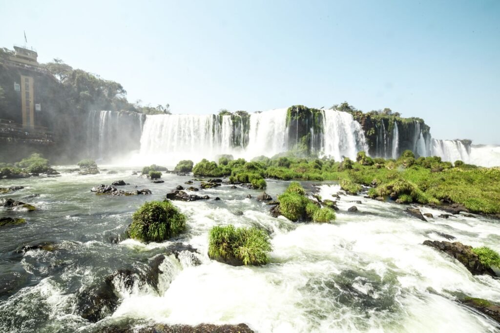 Vista panorâmica das Cataratas do Iguaçu com mata verde