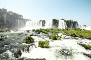 Vista panorâmica das Cataratas do Iguaçu com mata verde