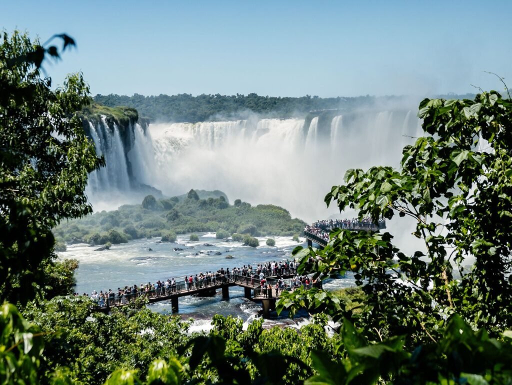 Turistas em passarela diante das Cataratas do Iguaçu