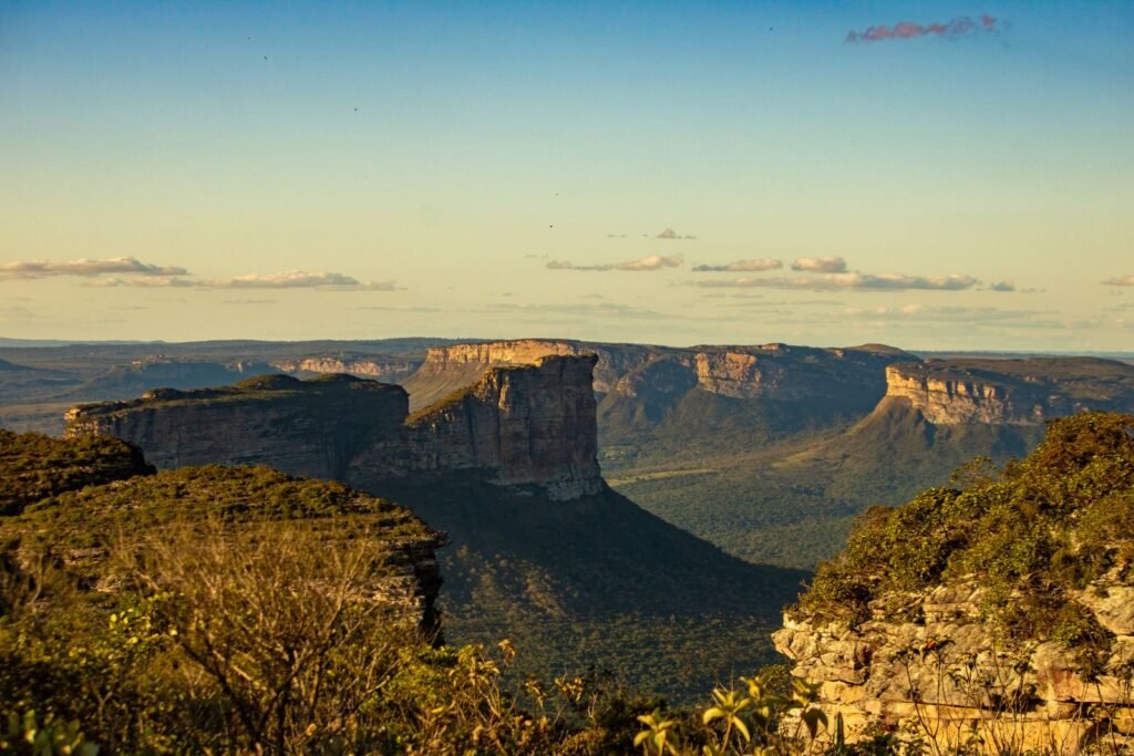 Vista panorâmica de platôs e morros-mesa em dia claro