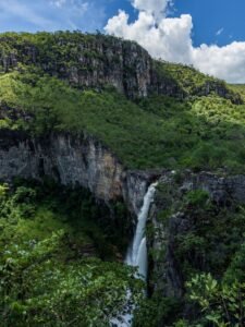 Cachoeira cercada de vegetação no Parque Nacional da Chapada dos Veadeiros