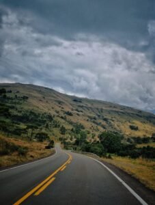 Estrada cênica serpenteando as montanhas de Urubici