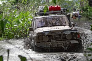 Veículo 4x4 em trilha de terra