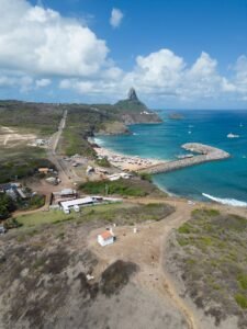 Vista aérea da ilha de Fernando de Noronha com costa recortada e mar azul