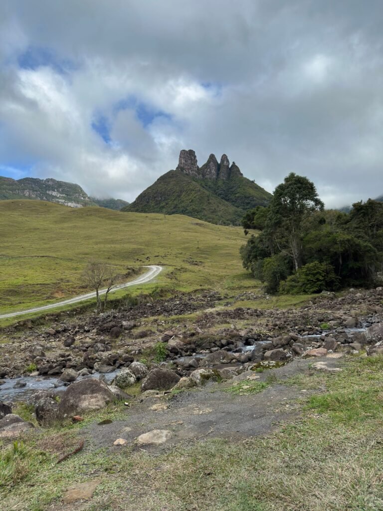 Formação de rocha pitoresca na serra de Santa Catarina