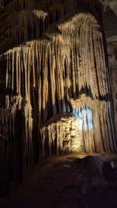 Interior escuro de gruta com estalactites hipnotizantes