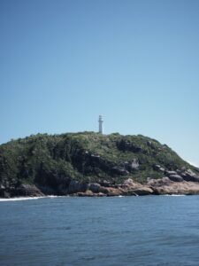 Farol da Ilha do Mel visto da costa