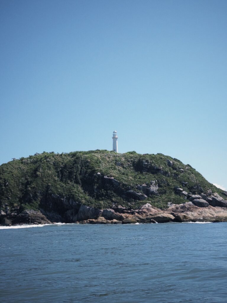 Farol da Ilha do Mel visto da costa