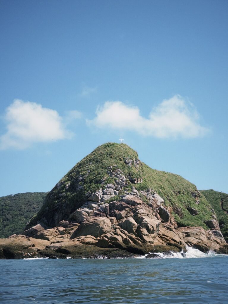 Morro rochoso cercado pelo mar no litoral do Paraná