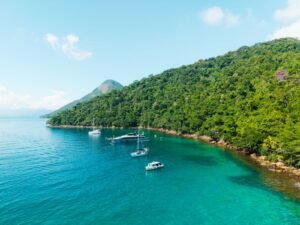Vista aérea de barcos em águas turquesa na Ilha Grande