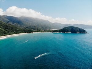 Vista aérea de praia selvagem cercada de Mata Atlântica na Ilha Grande