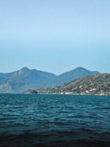 Montanhas verdes encontrando o mar em Ilhabela