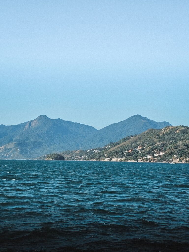 Montanhas verdes encontrando o mar em Ilhabela