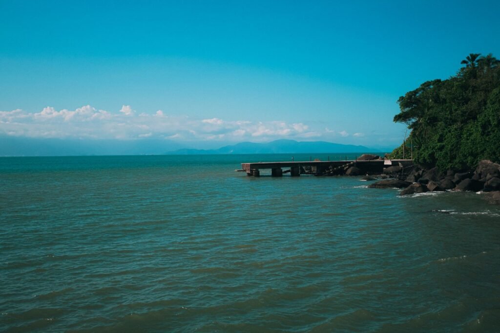Pier de madeira e mar calmo em Ilhabela