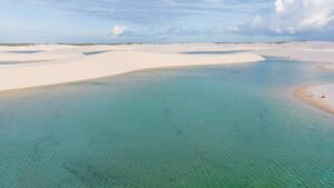 Vista aérea das dunas e lagoas do Parque Nacional dos Lençóis Maranhenses, no Maranhão