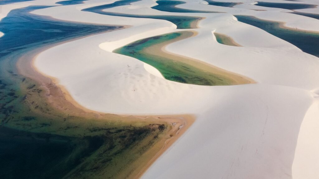 Vista aérea das dunas brancas e lagoas azuis do Parque Nacional dos Lençóis Maranhenses