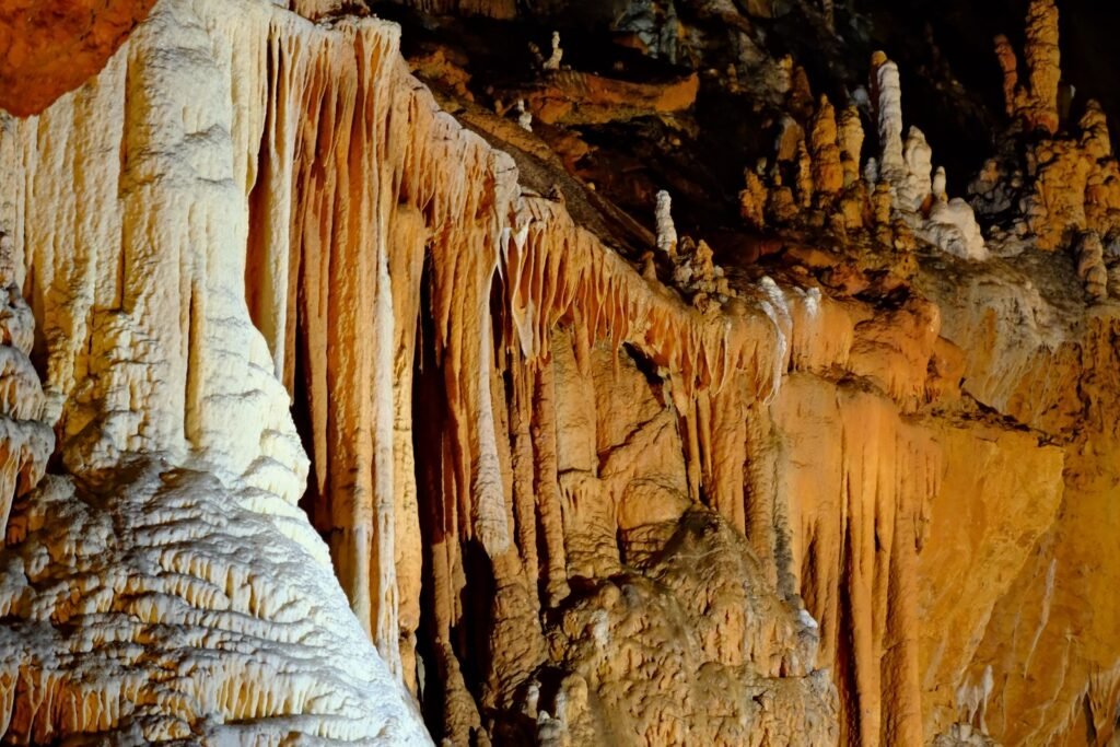 Estalactites e estalagmites em detalhe no interior de uma caverna