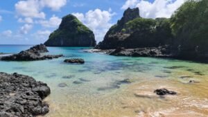 Águas cristalinas e formações rochosas do mar de Fernando de Noronha, cenário de mergulho