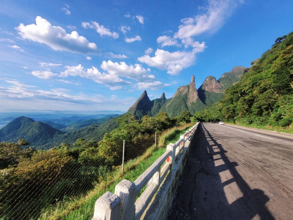 Vista de montanhas verdes a partir de estrada