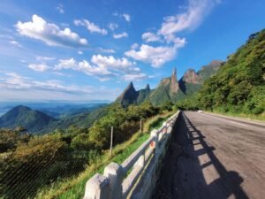 Vista de montanhas verdes a partir de estrada