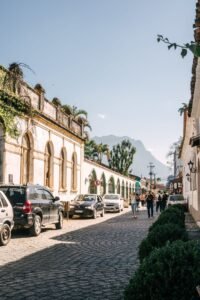 Rua histórica de Morretes com serra ao fundo