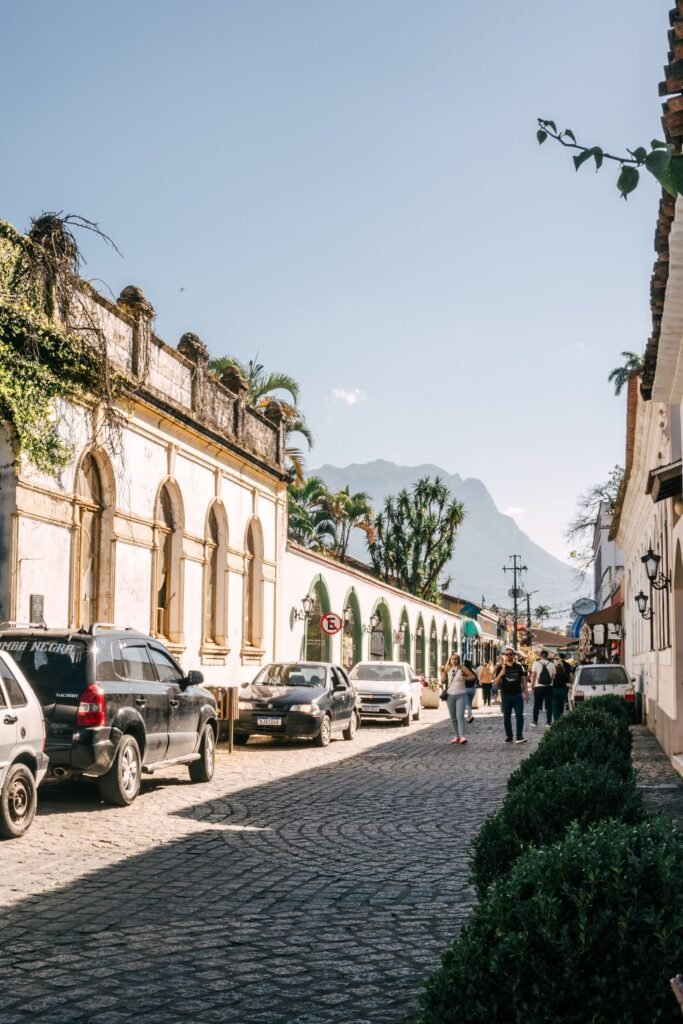 Rua histórica de Morretes com serra ao fundo