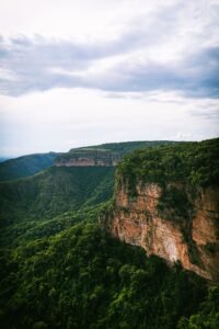 Vista aérea dos paredões verdes do Parque Nacional da Chapada dos Guimarães