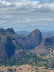 Montanha Pedra Azul sob céu parcialmente nublado