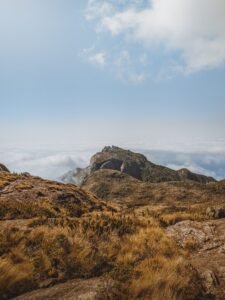 Cume rochoso cercado de nuvens