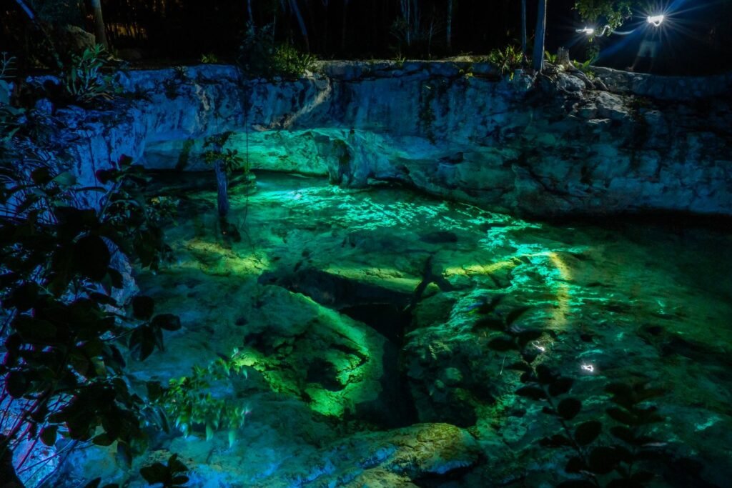 Águas azul-turquesa cristalinas em poço dentro de caverna
