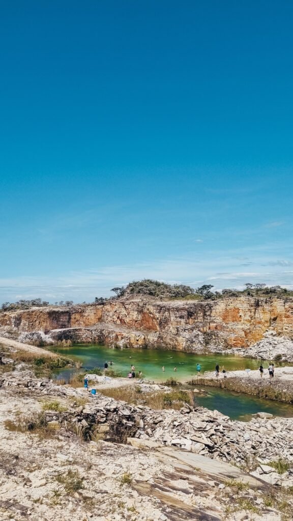 Piscina natural entre rochas em Minas Gerais