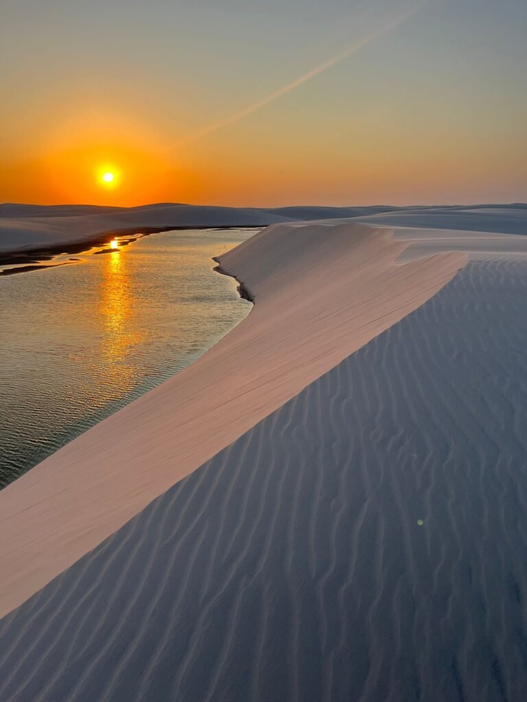 Pôr do sol dourado sobre as dunas do Parque Nacional dos Lençóis Maranhenses