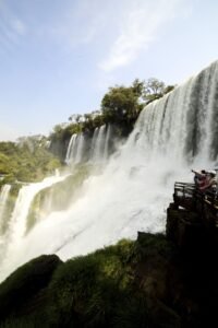 Cachoeira poderosa vista de baixo entre vegetação
