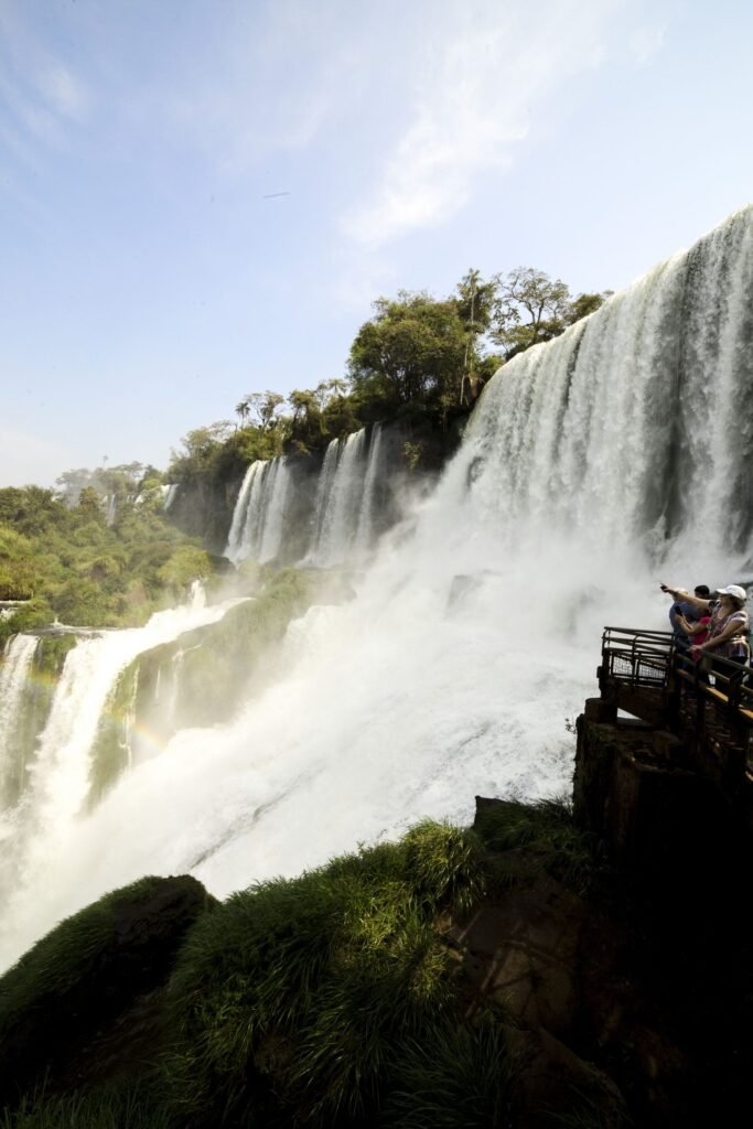 Cachoeira poderosa vista de baixo entre vegetação