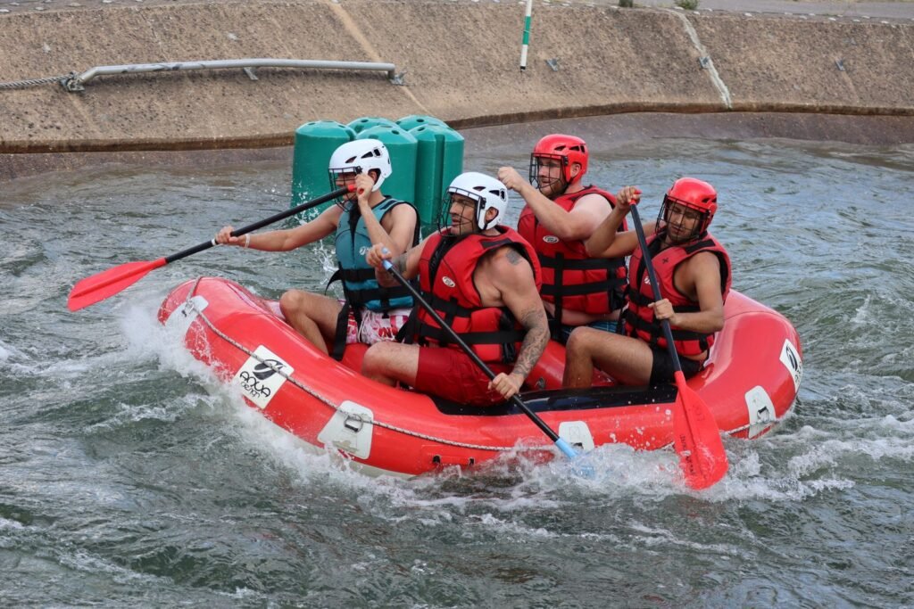 Grupo remando bote de rafting em corredeiras