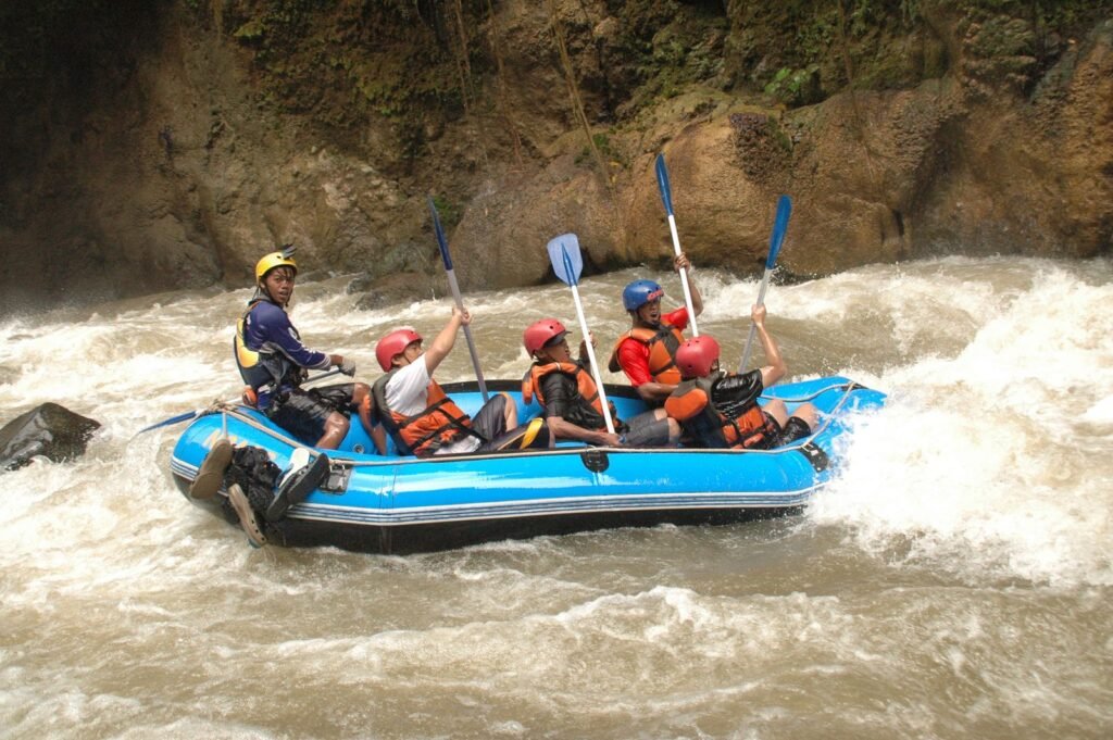 Bote de rafting atravessando corredeiras